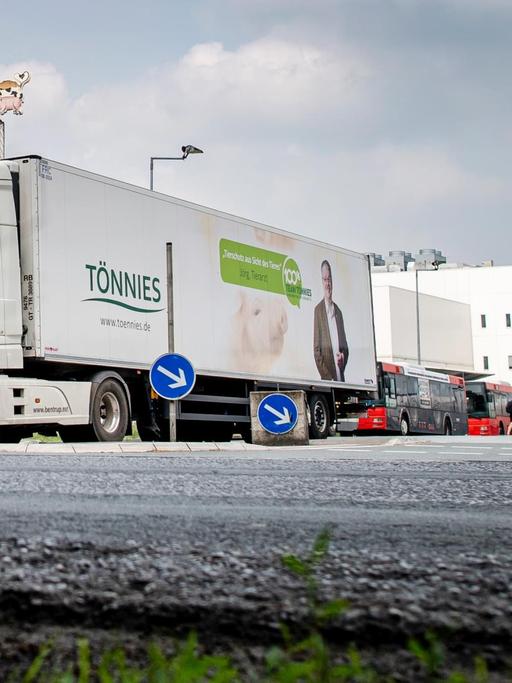 Nordrhein-Westfalen, Rheda-Wiedenbrück: Ein Lastwagen verlässt das Werksgelände von Tönnies.