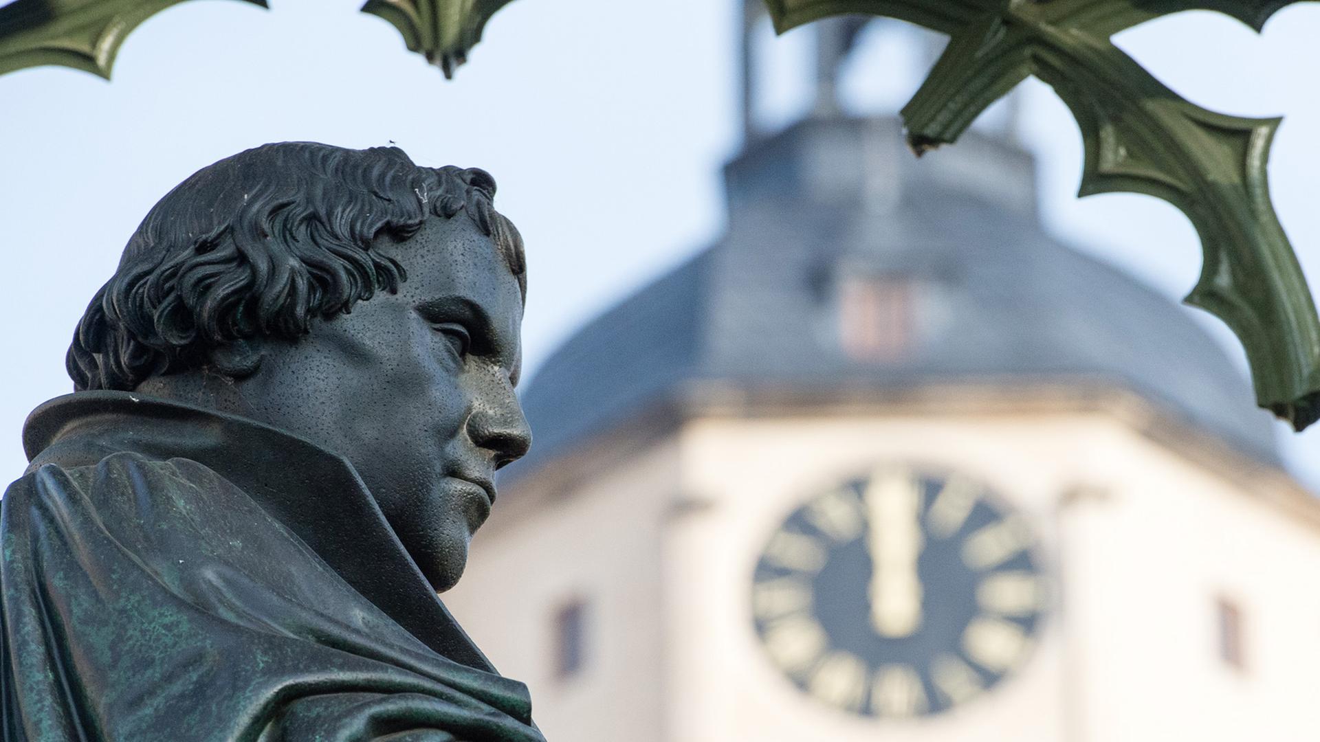 Denkmal des Reformators Martin Luther (1483-1546) mit der Stadtkirche im Hintergrund in der Lutherstadt Wittenberg (Sachsen-Anhalt). Denkmal des Reformators Martin Luther (1483-1546) mit der Stadtkirche im Hintergrund in der Lutherstadt Wittenberg (Sachsen-Anhalt).