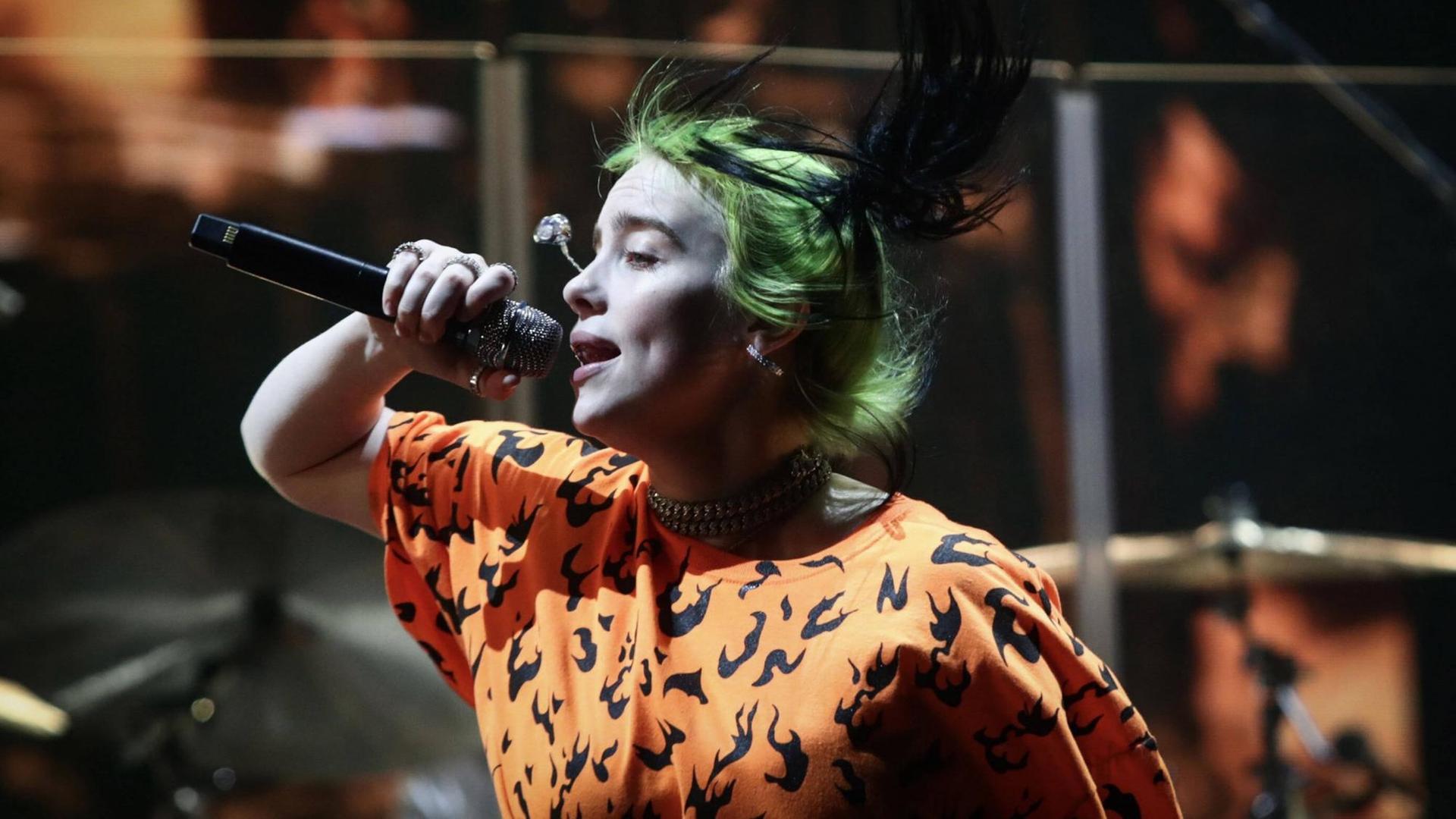 Das Foto zeigt Billie Eilish. Das Foto zeigt Billie Eilish.