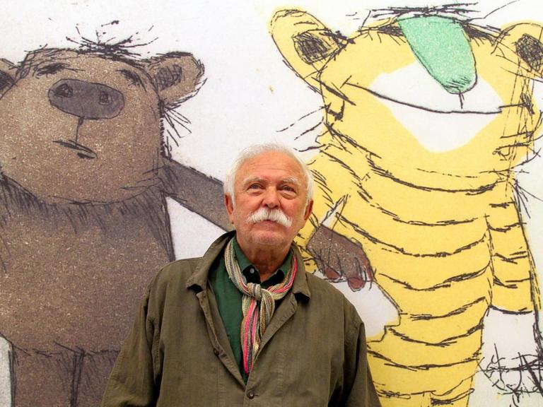 Der Illustrator und Geschichtenerzähler Janosch vor seinem Bild "Der Tiger mit grüner Nase" aus dem Jahr 2005