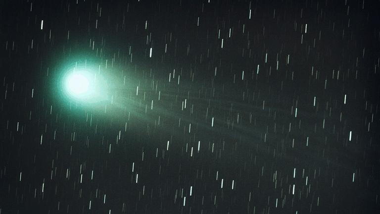 Komet Hyakutake - die Sterne erscheinen als Striche, weil die lang belichtete Aufnahme dem Kometen nachgeführt wurde 