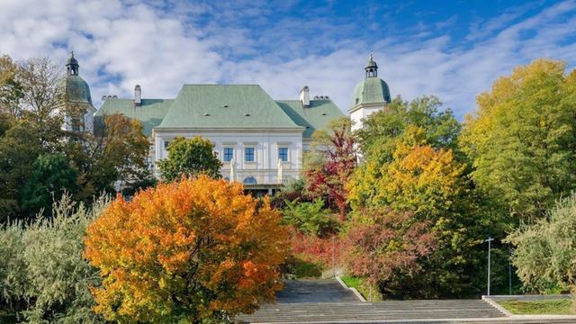 Schloss Ujazdow liegt in einer weitläufigen Parkanlage. Es beherbergt die Sammlung Zeitgenössischer Kunst.