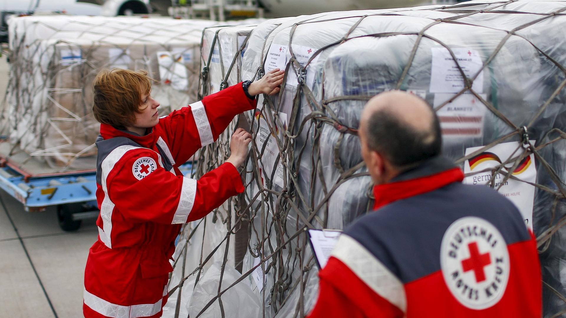 Mitarbeiter des Deutschen Roten Kreuzes bereiten Flüge mit Hilfsgütern für die Erdbeben-Opfer in Nepal vor.