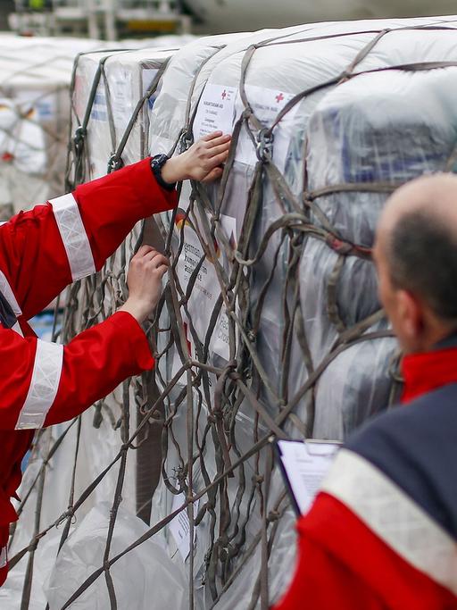 Mitarbeiter des Deutschen Roten Kreuzes bereiten Flüge mit Hilfsgütern für die Erdbeben-Opfer in Nepal vor.