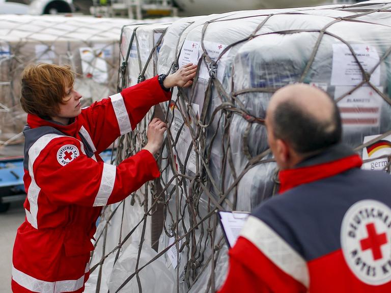 Mitarbeiter des Deutschen Roten Kreuzes bereiten Flüge mit Hilfsgütern für die Erdbeben-Opfer in Nepal vor.