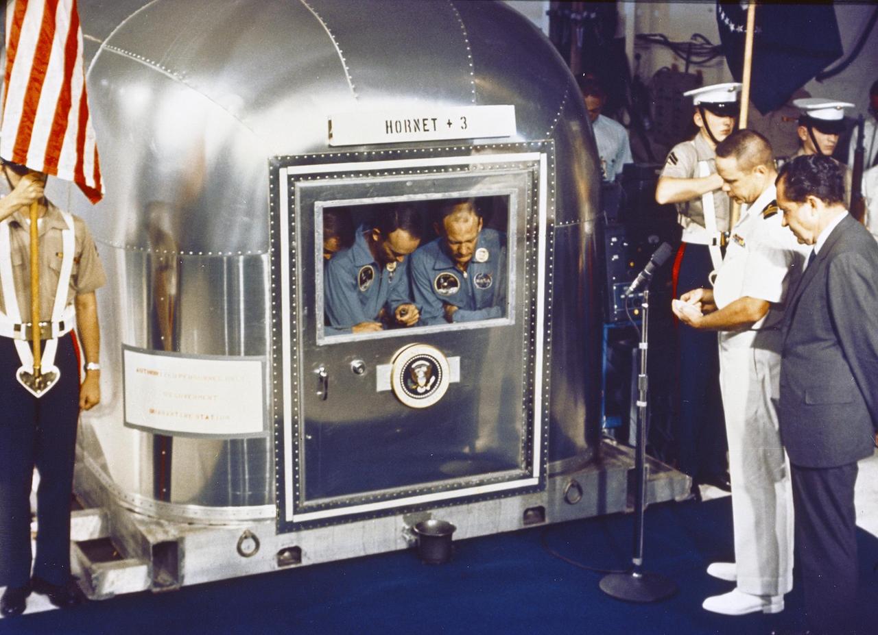 US-Präsident Richard Nixon empfängt die Apollo 11-Crew auf dem Flugzeugträger USS Hornet US-Präsident Richard Nixon empfängt die Apollo 11-Crew auf dem Flugzeugträger USS Hornet
