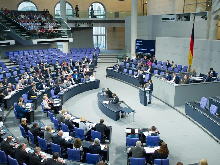 Das Plenum des Bundestags bei der Debatte über die Pflegereform am 17.10.2014.