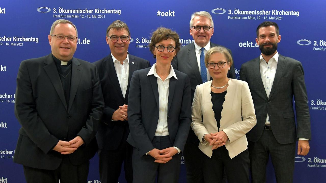 von links: Bischof Georg Bätzing, Kirchenpräsident Volker Jung, Kirchentags-Generalsekretärin Julia Helmke, ÖKT-Präsident Thomas Sternberg, ÖKT-Präsidentin Bettina Limperg, ZdK-Generalsekretär Marc Frings von links: Bischof Georg Bätzing, Kirchenpräsident Volker Jung, Kirchentags-Generalsekretärin Julia Helmke, ÖKT-Präsident Thomas Sternberg, ÖKT-Präsidentin Bettina Limperg, ZdK-Generalsekretär Marc Frings
