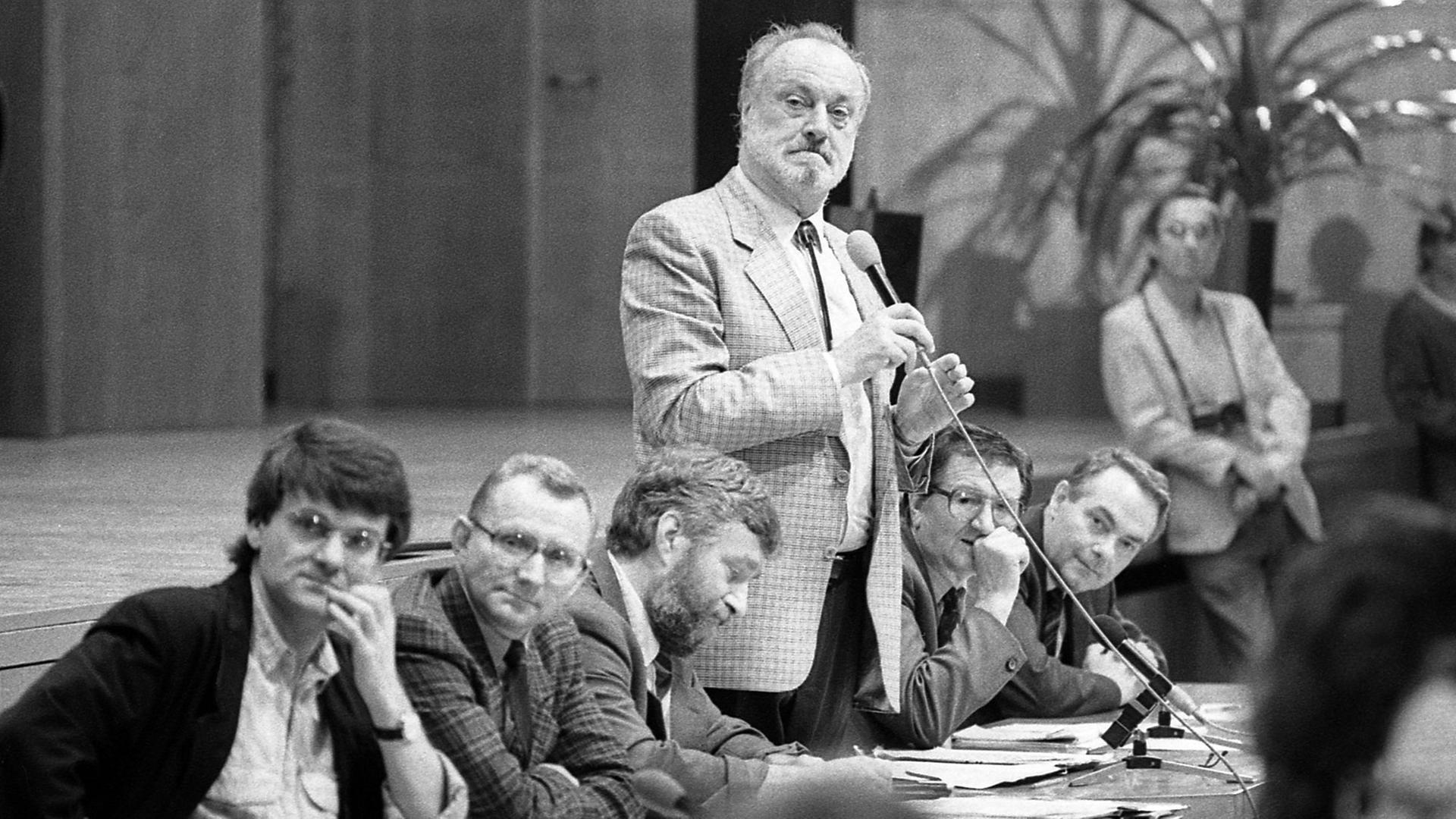 Kurt Masur spricht während eines Gesprächsforums am 22.10.1989 im Leipziger Gewandhaus - v.l. Bernd-Lutz Lange (l-r), Dr. Roland Wötzel, Dr. Peter Zimmermann, Prof. Kurt Masur, Dr. Jochen Pommert und Dr. Kurt Meyer. Kurt Masur spricht während eines Gesprächsforums am 22.10.1989 im Leipziger Gewandhaus - v.l. Bernd-Lutz Lange (l-r), Dr. Roland Wötzel, Dr. Peter Zimmermann, Prof. Kurt Masur, Dr. Jochen Pommert und Dr. Kurt Meyer.