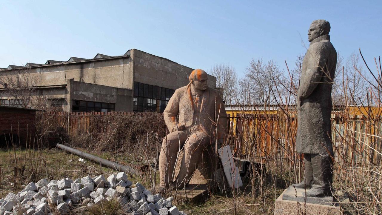Lenin und andere kommunistische Statuen auf einem Depotgelände bei Silven in Bulgarien. Lenin und andere kommunistische Statuen auf einem Depotgelände bei Silven in Bulgarien.