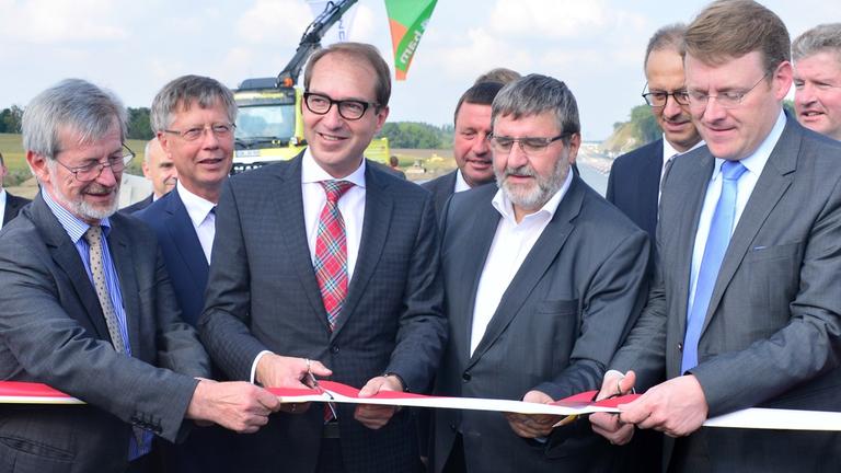 Thüringens Verkehrsminister Christian Carius (r, CDU) und Bundesverkehrsminister Alexander Dobrindt (3.v.l, CSU) geben die sechsspurig ausgebauten A9 für den Verkehr frei. Thüringens Verkehrsminister Christian Carius (r, CDU) und Bundesverkehrsminister Alexander Dobrindt (3.v.l, CSU) geben die sechsspurig ausgebauten A9 für den Verkehr frei.