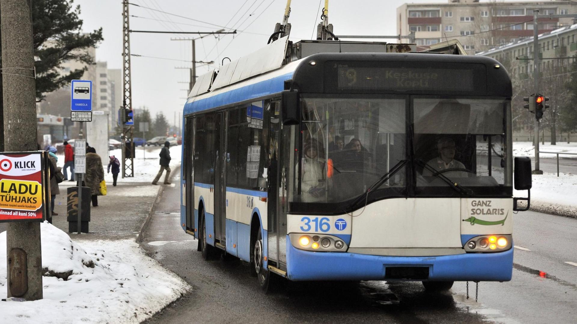 In der estnischen Haupstadt Tallinn biegt ein Bus um eine Kurve In der estnischen Haupstadt Tallinn biegt ein Bus um eine Kurve