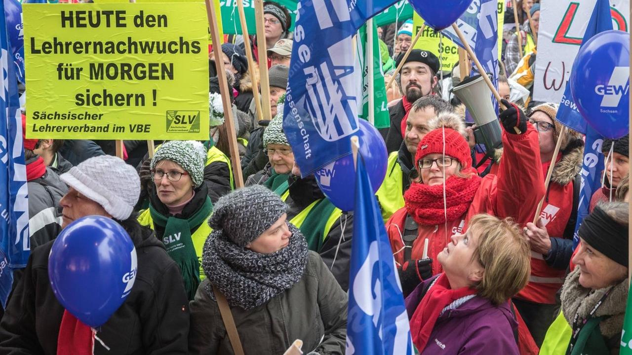 Tausende sächsische Lehrer sind in Dresden für ein höheres Gehalt auf die Straße gegangen. Zu dem Warnstreik hatten die Lehrergewerkschaften aufgerufen. Tausende sächsische Lehrer sind in Dresden für ein höheres Gehalt auf die Straße gegangen. Zu dem Warnstreik hatten die Lehrergewerkschaften aufgerufen.