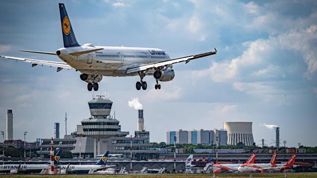 Ein Lufthansa-Flugzeug im Anflug auf den Flughafen Berlin-Tegel