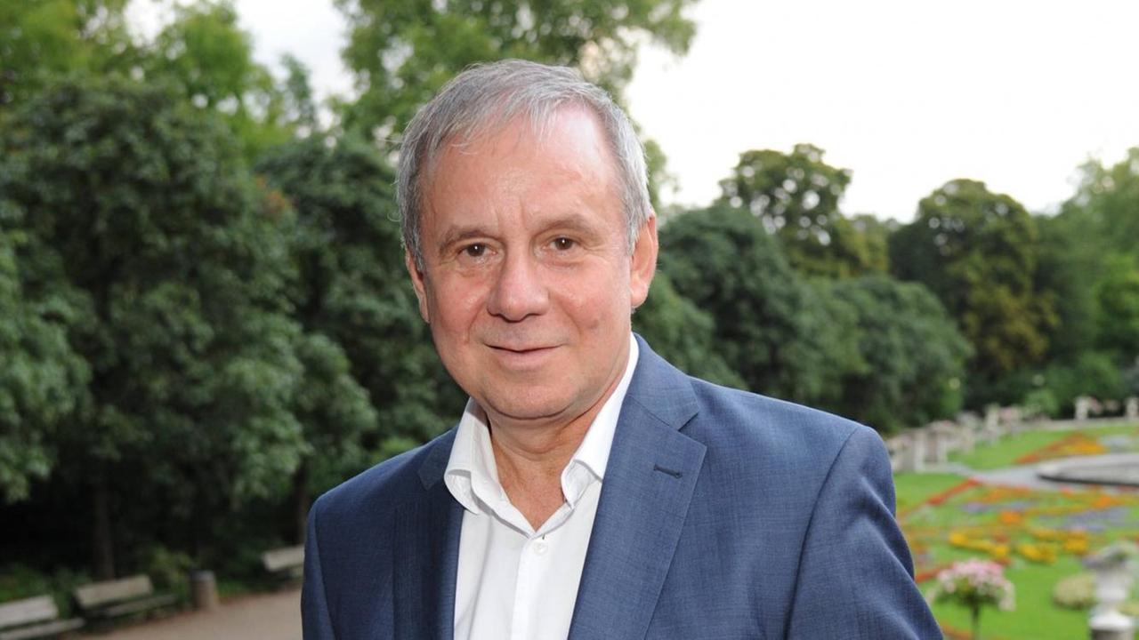 Der Schauspieler Joachim Król posiert in Köln beim Treffen der Fernsehbranche. Er trägt einen Anzug und ein weißes Hemd. Der Schauspieler Joachim Król posiert in Köln beim Treffen der Fernsehbranche. Er trägt einen Anzug und ein weißes Hemd.