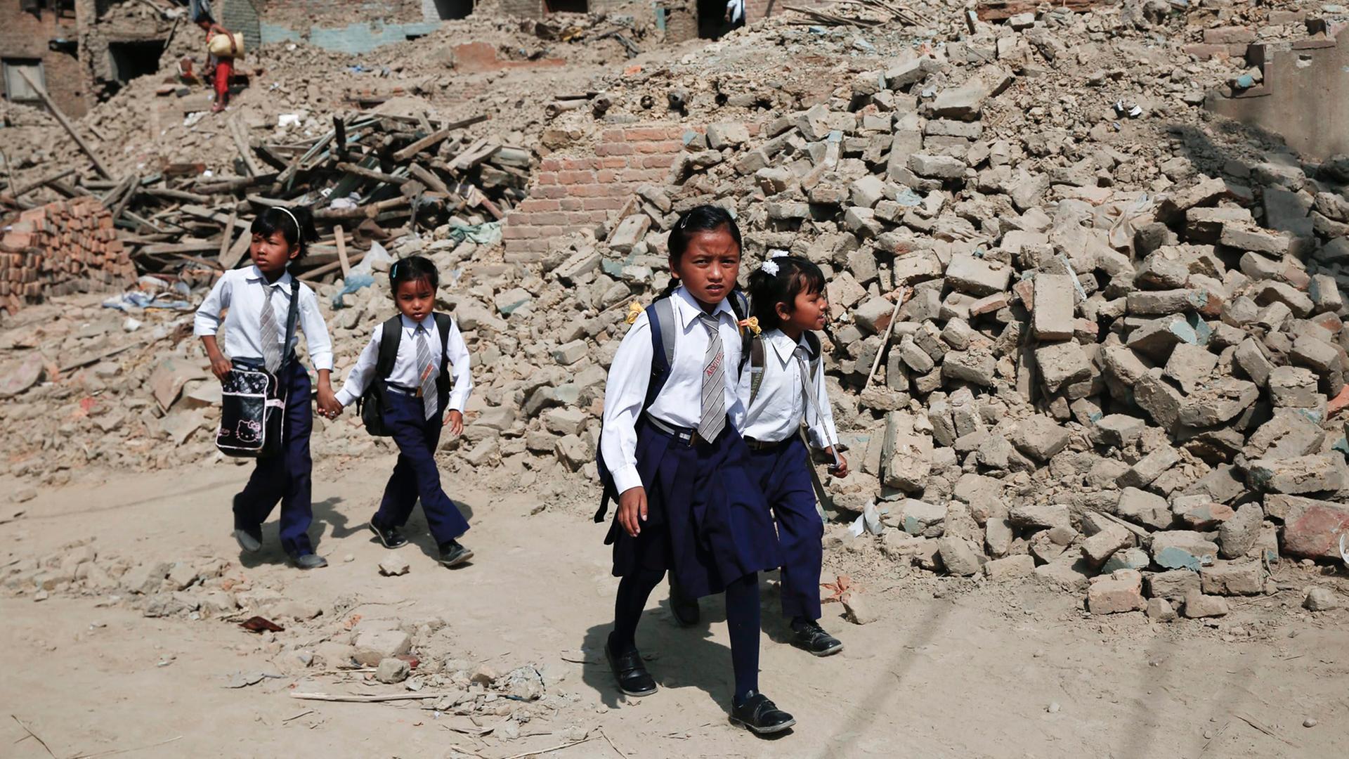 Nepalesische Kinder auf dem Weg zur Schule in Kathmandu.