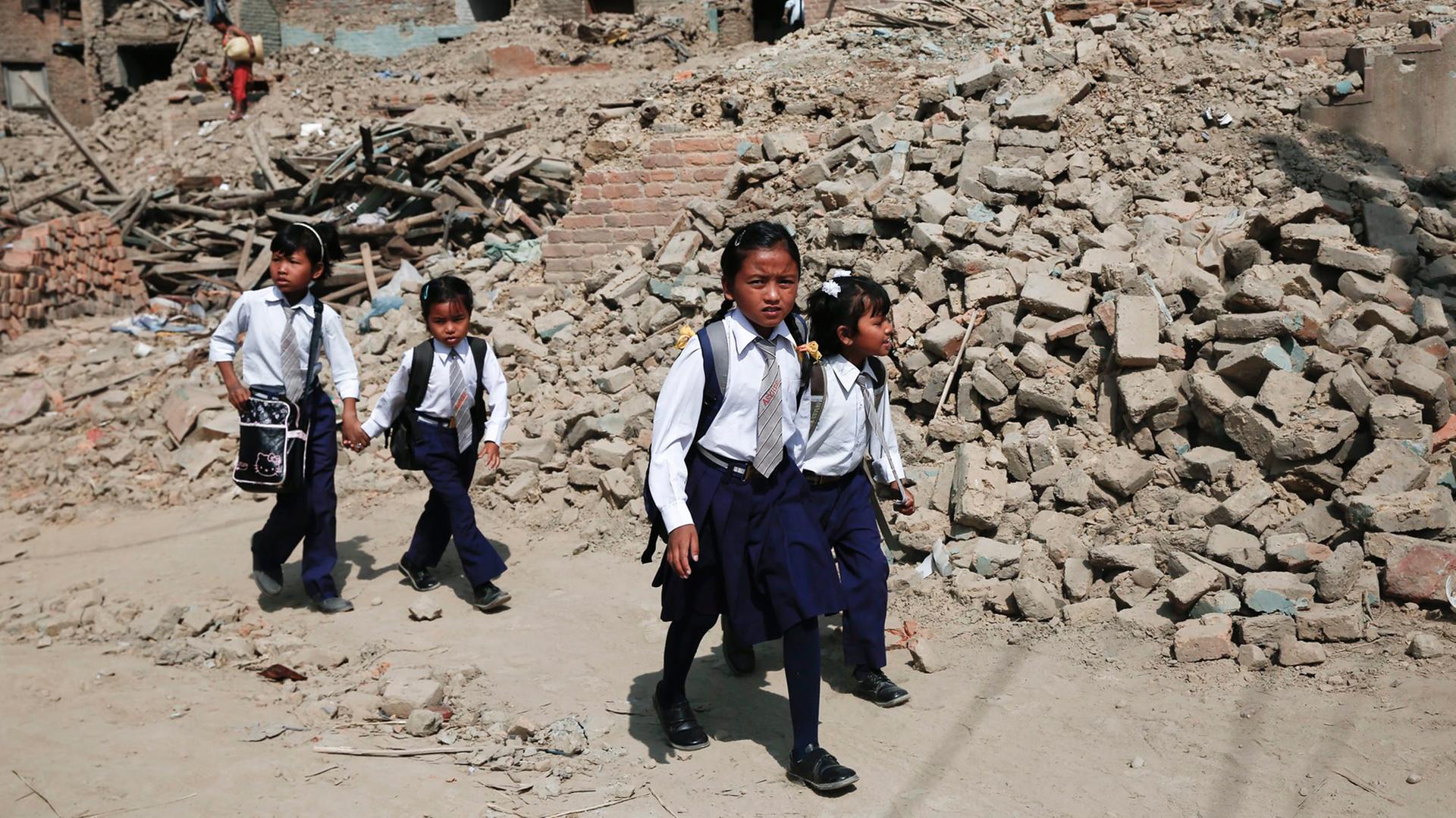 Nepalesische Kinder auf dem Weg zur Schule in Kathmandu. Nepalesische Kinder auf dem Weg zur Schule in Kathmandu.