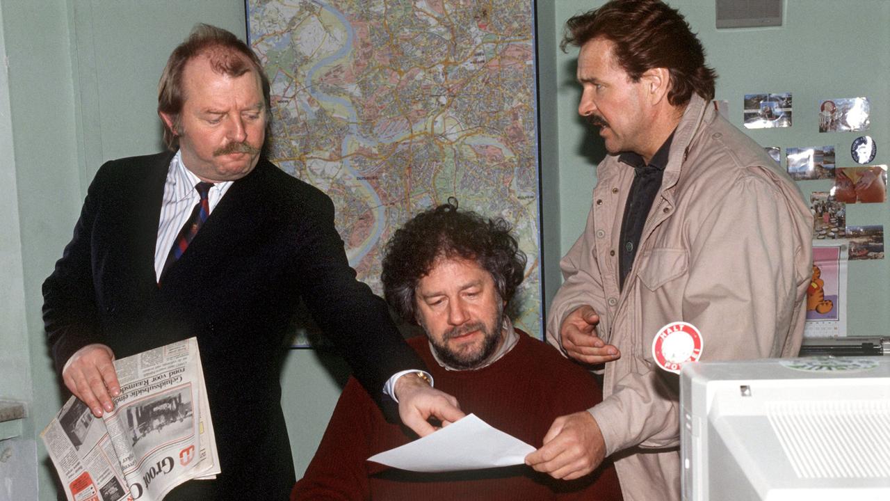 Szene aus dem "Tatort"-Krimi mit dem Titel "Kinderlieb" mit (l-r): Eberhard Feik als Thanner, Chiem van Houweninge als Hänschen und Götz George als Schimanski. Aufnahme vom 14.2.1991. Szene aus dem "Tatort"-Krimi mit dem Titel "Kinderlieb" mit (l-r): Eberhard Feik als Thanner, Chiem van Houweninge als Hänschen und Götz George als Schimanski. Aufnahme vom 14.2.1991.