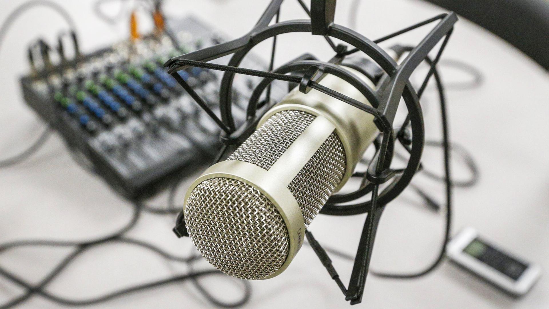 Ein Mikrofon in einem Studio Ein Mikrofon in einem Studio