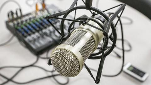 Ein Mikrofon in einem Studio