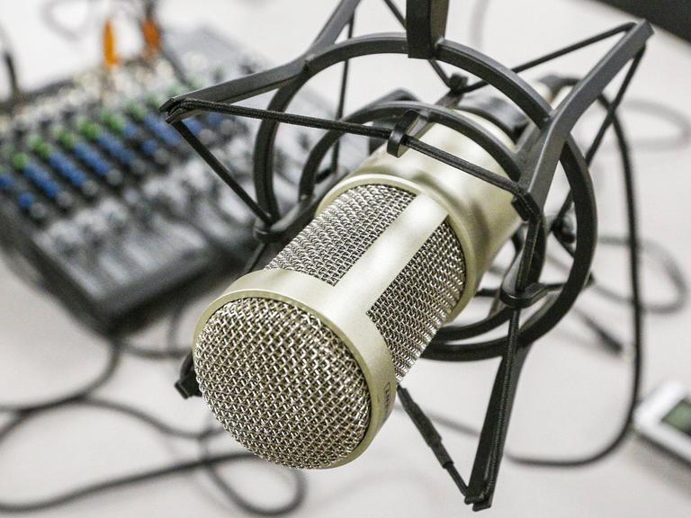 Ein Mikrofon in einem Studio