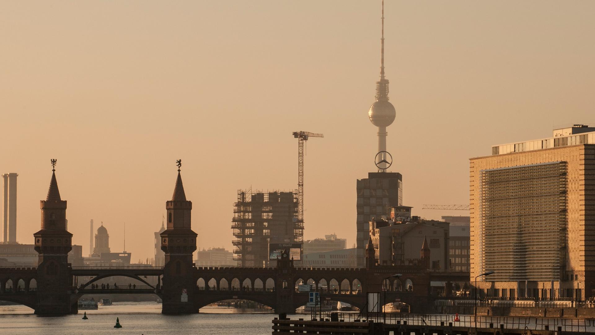 Die Skyline hebt sich in Berlin im Licht der untergehenden Sonne ab. Im Vordergrund die Oberbaumbrücke, dahinter der Fernsehturm. Die Skyline hebt sich in Berlin im Licht der untergehenden Sonne ab. Im Vordergrund die Oberbaumbrücke, dahinter der Fernsehturm.