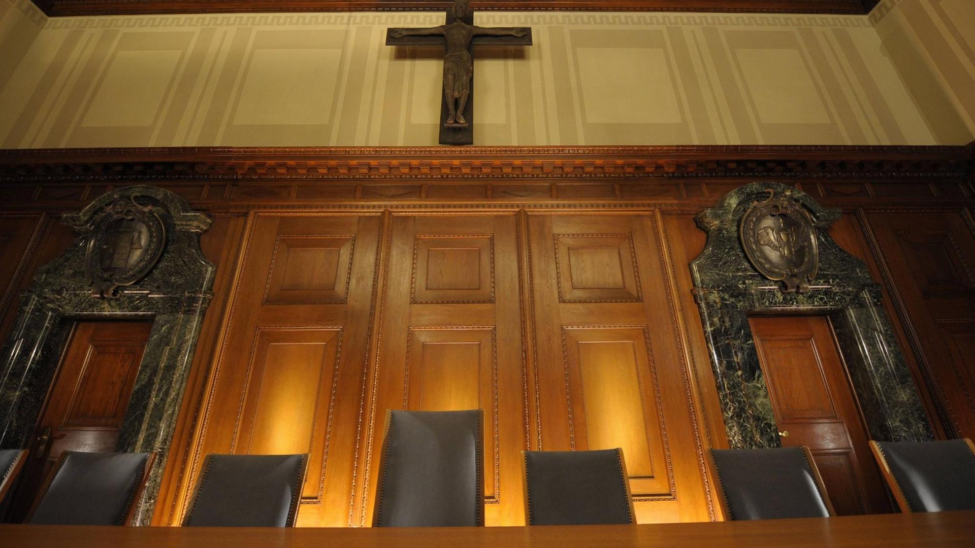Die Richterbank im Saal 600, dem Gerichtssaal im Prozess gegen NS-Kriegsverbrecher 1945-1949 Die Richterbank im Saal 600, dem Gerichtssaal im Prozess gegen NS-Kriegsverbrecher 1945-1949
