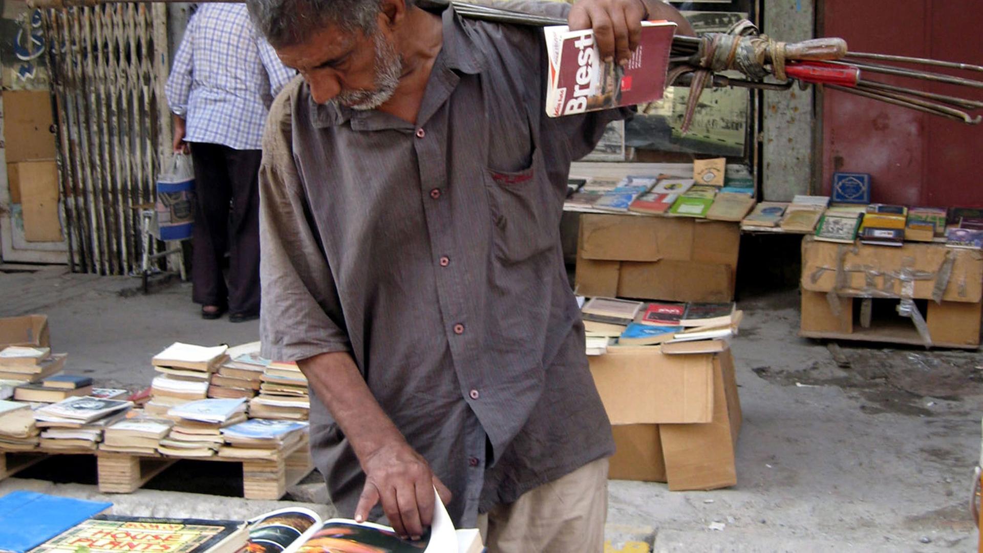 Ein Iraker auf dem freitäglichen Buch-Markt im Zentrum von Bagdad (2014)