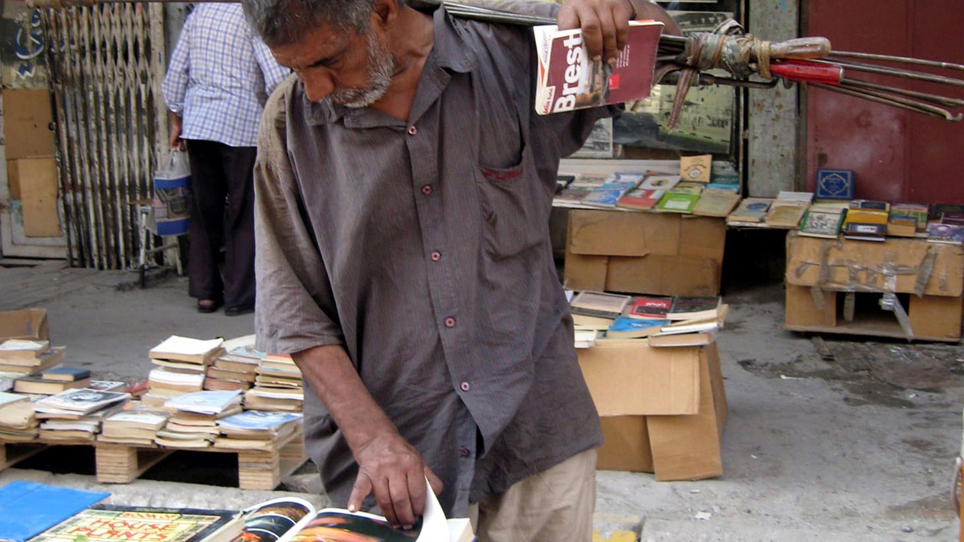 Ein Iraker auf dem freitäglichen Buch-Markt im Zentrum von Bagdad (2014) Ein Iraker auf dem freitäglichen Buch-Markt im Zentrum von Bagdad (2014)