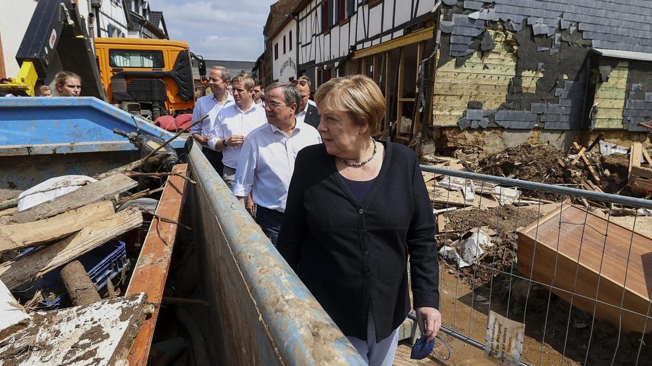 Bundeskanzlerin Angela Merkel und Armin Laschet, Ministerpräsident von Nordrhein-Westfalen und Vorsitzender der CDU, besuchen das vom Hochwasser zerstörte Iversheim, in der Nähe von Bad Münstereifel, NRW. 20.07.2021. Bundeskanzlerin Angela Merkel und Armin Laschet, Ministerpräsident von Nordrhein-Westfalen und Vorsitzender der CDU, besuchen das vom Hochwasser zerstörte Iversheim, in der Nähe von Bad Münstereifel, NRW. 20.07.2021.