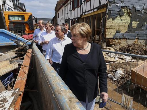 Bundeskanzlerin Angela Merkel und Armin Laschet, Ministerpräsident von Nordrhein-Westfalen und Vorsitzender der CDU, besuchen das vom Hochwasser zerstörte Iversheim, in der Nähe von Bad Münstereifel, NRW. 20.07.2021.