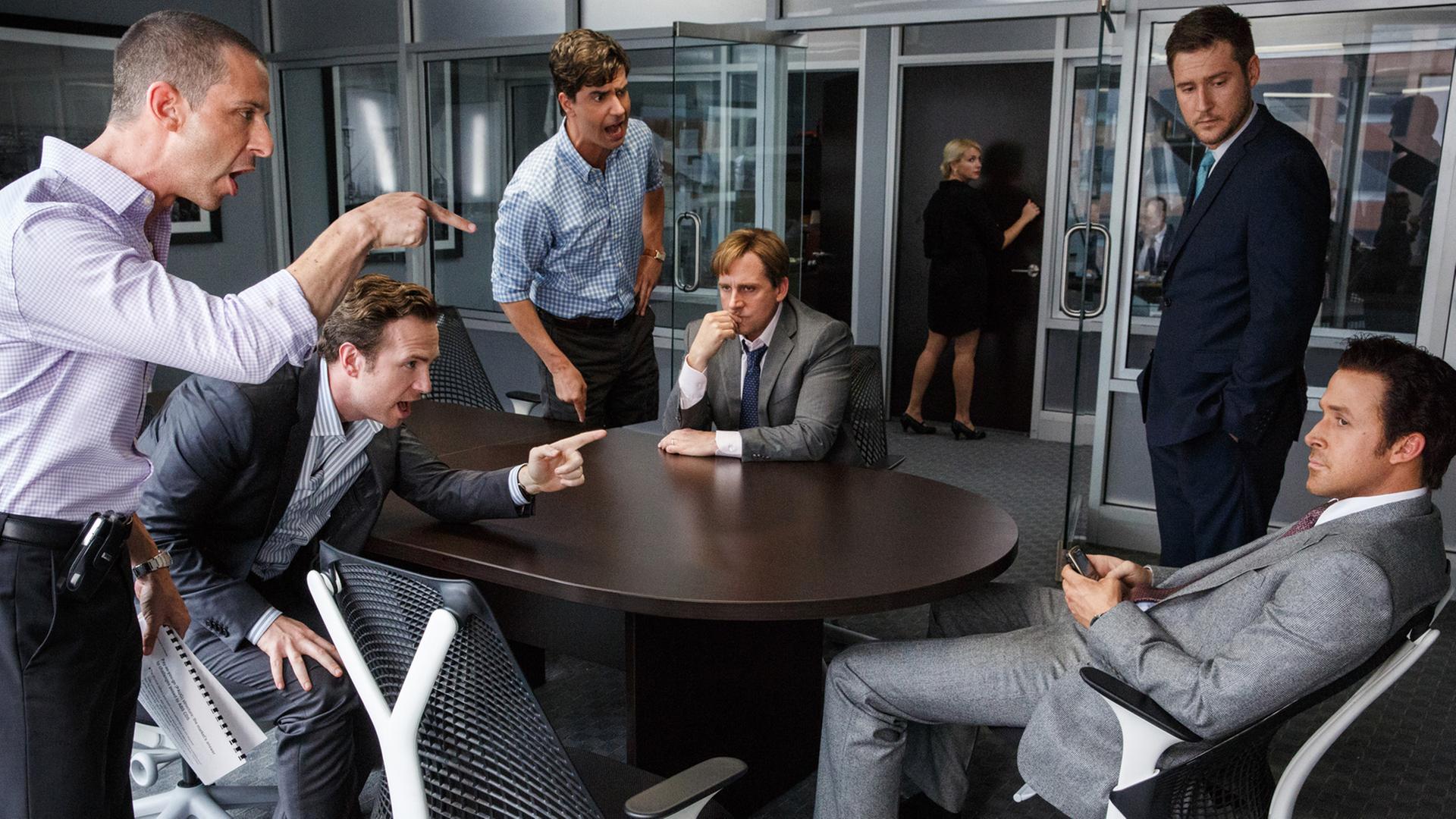Eine Szene aus dem Film "The Big Short" - rechts im Bild: Ryan Gosling als Jared Vennett Eine Szene aus dem Film "The Big Short" - rechts im Bild: Ryan Gosling als Jared Vennett
