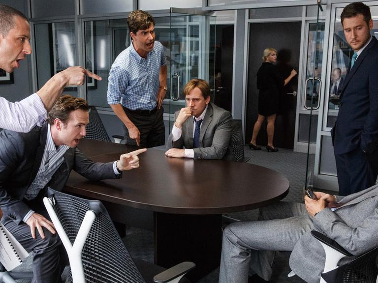 Eine Szene aus dem Film "The Big Short" - rechts im Bild: Ryan Gosling als Jared Vennett