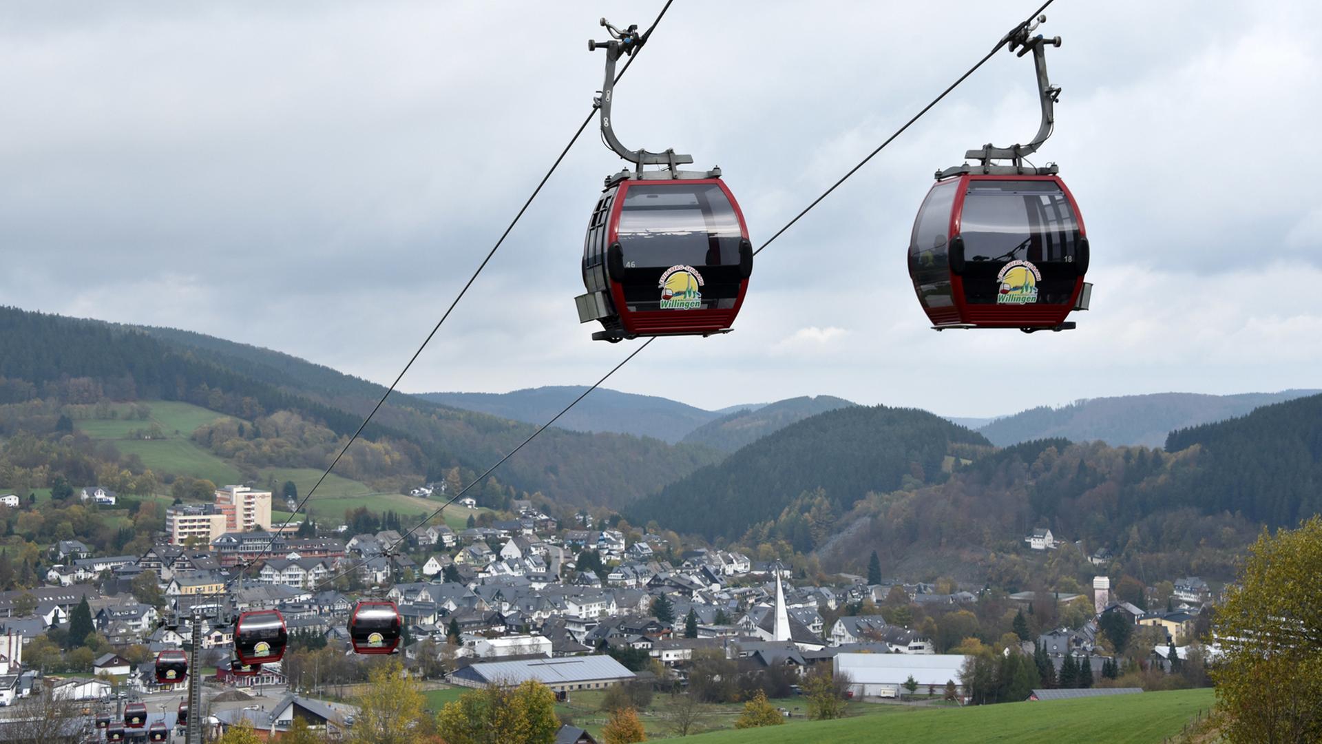 Zwei Kabinen der Ettelsbergseilbahn, kreuzen sich am 26.10.2017 in Willingen (Hessen). Zwei Kabinen der Ettelsbergseilbahn, kreuzen sich am 26.10.2017 in Willingen (Hessen).