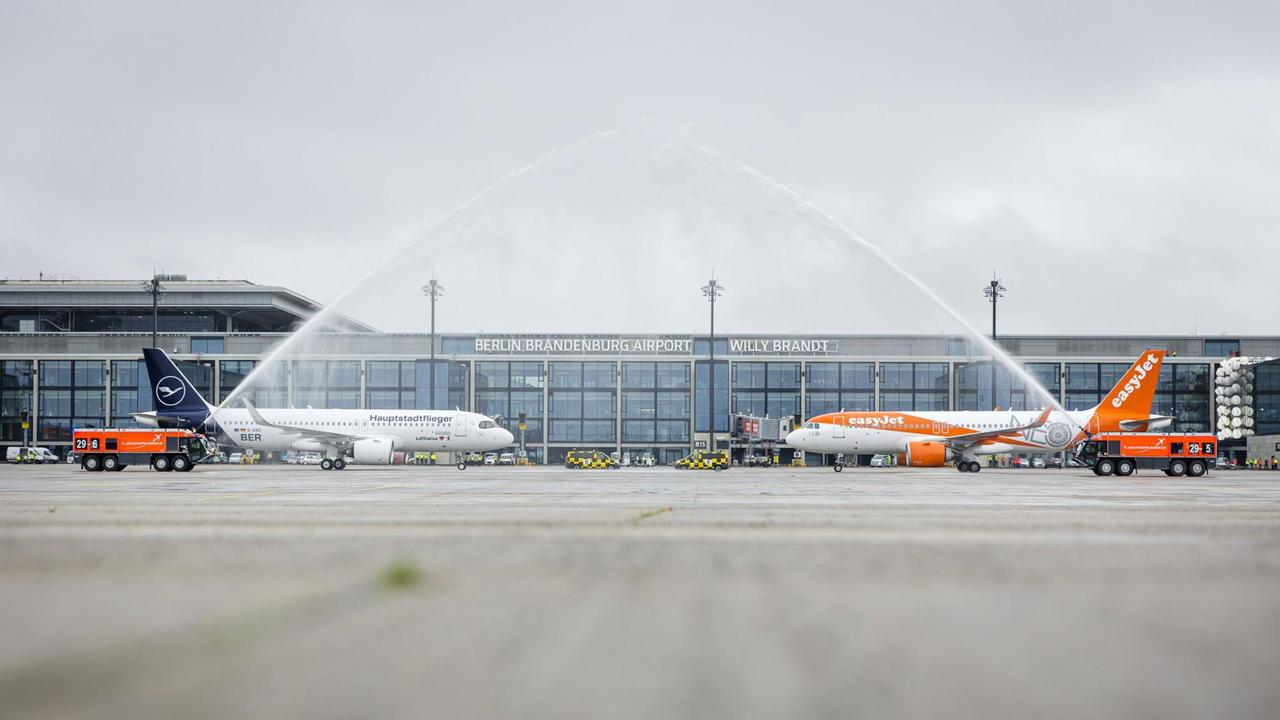 Als erste Maschinen landeten Flugzeuge von EasyJet und Lufthansa und wurden von der Flughafenfeuerwehr mit einer Wasserburg empfangen. Als erste Maschinen landeten Flugzeuge von EasyJet und Lufthansa und wurden von der Flughafenfeuerwehr mit einer Wasserburg empfangen.