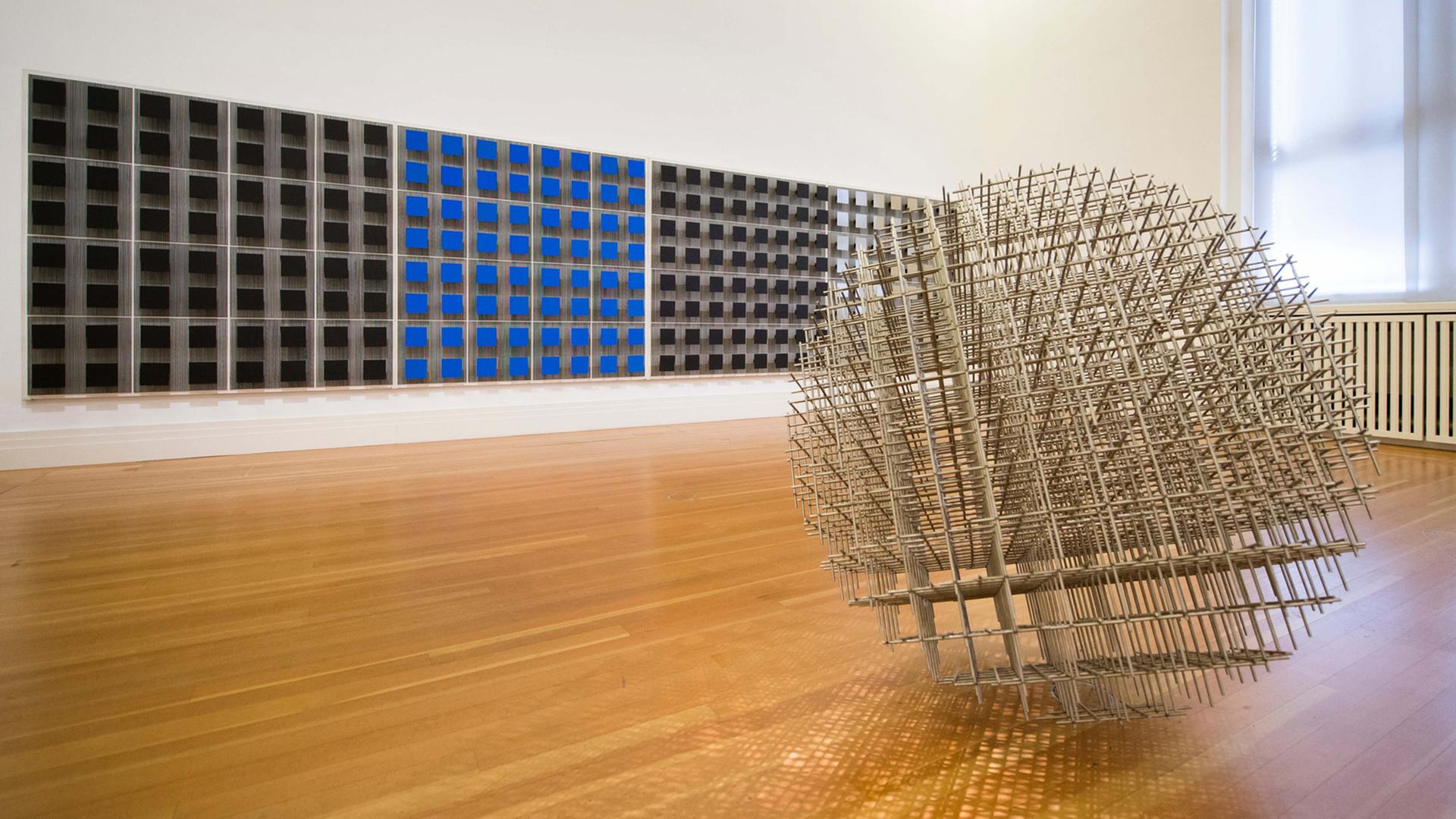 Die Installation "Sphère-trames" (vorn) des Künstlers François Morellet und die Installation "Relations bleues, noires et argentées" (hinten) des Künstlers Jesús Rafael Soto in der Ausstellung "ZERO" im Martin-Gropius-Bau in Berlin; Aufnahme vom März 2015 Die Installation "Sphère-trames" (vorn) des Künstlers François Morellet und die Installation "Relations bleues, noires et argentées" (hinten) des Künstlers Jesús Rafael Soto in der Ausstellung "ZERO" im Martin-Gropius-Bau in Berlin; Aufnahme vom März 2015