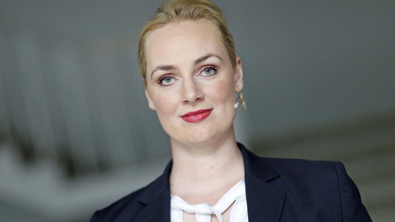 Elisabeth Wehling posiert auf der phil.cologne 2019 in Köln für ein Foto. Elisabeth Wehling posiert auf der phil.cologne 2019 in Köln für ein Foto.