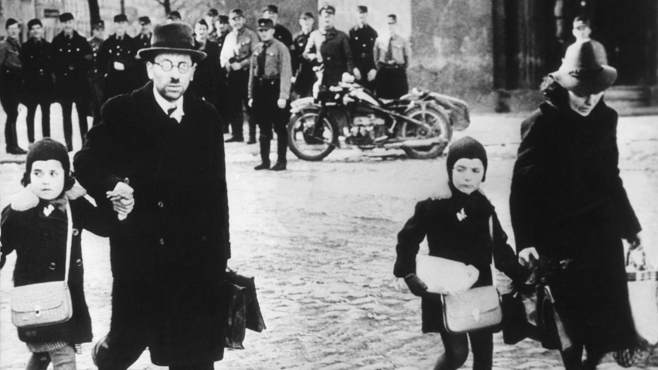 Eine jüdische Familie flüchtet unter dem Gelächter von Wehrmachtssoldaten Eine jüdische Familie flüchtet unter dem Gelächter von Wehrmachtssoldaten