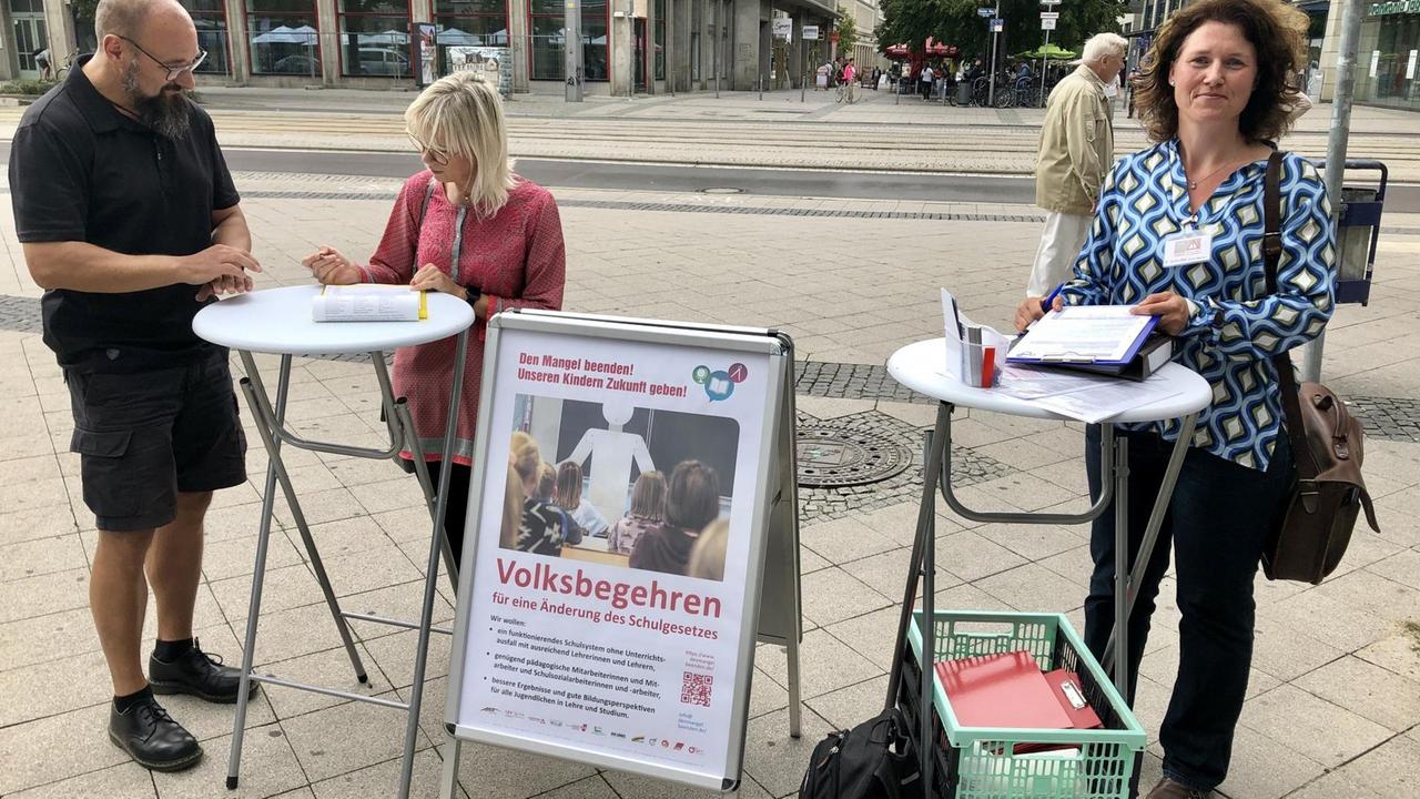 An zwei Stehtischen in Magdeburg werden in der Innenstadt Unterschriften gesammelt, um gegen den Lehrermangel in Sachsen-Anhalt vorzugehen. 