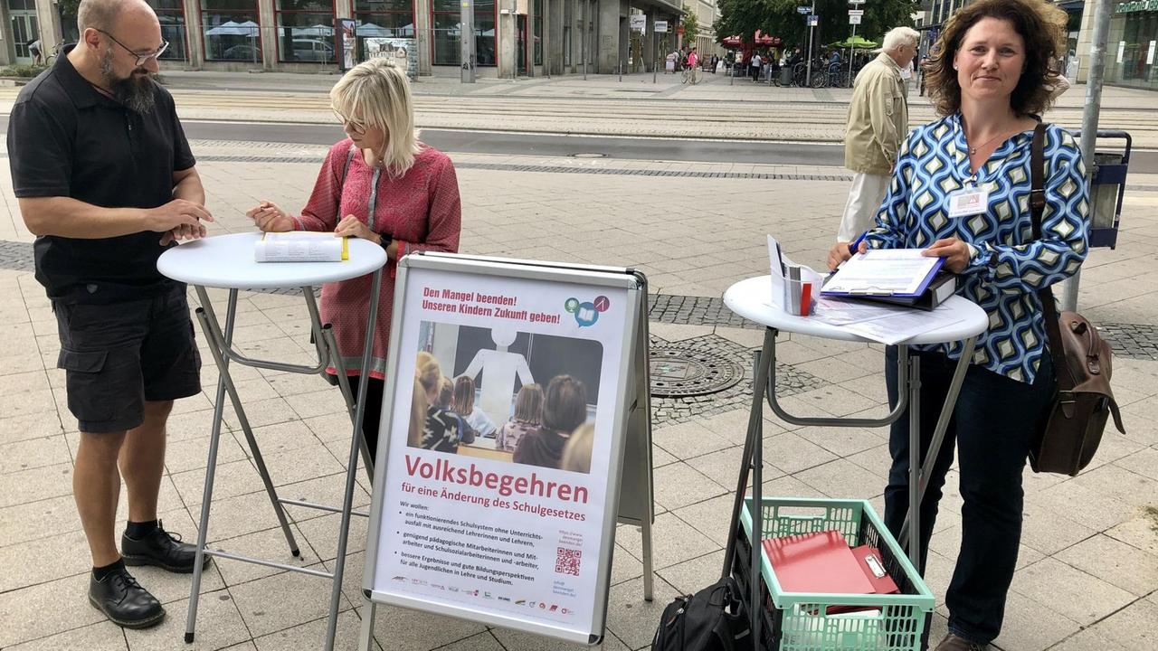 An zwei Stehtischen in Magdeburg werden in der Innenstadt Unterschriften gesammelt, um gegen den Lehrermangel in Sachsen-Anhalt vorzugehen. An zwei Stehtischen in Magdeburg werden in der Innenstadt Unterschriften gesammelt, um gegen den Lehrermangel in Sachsen-Anhalt vorzugehen.