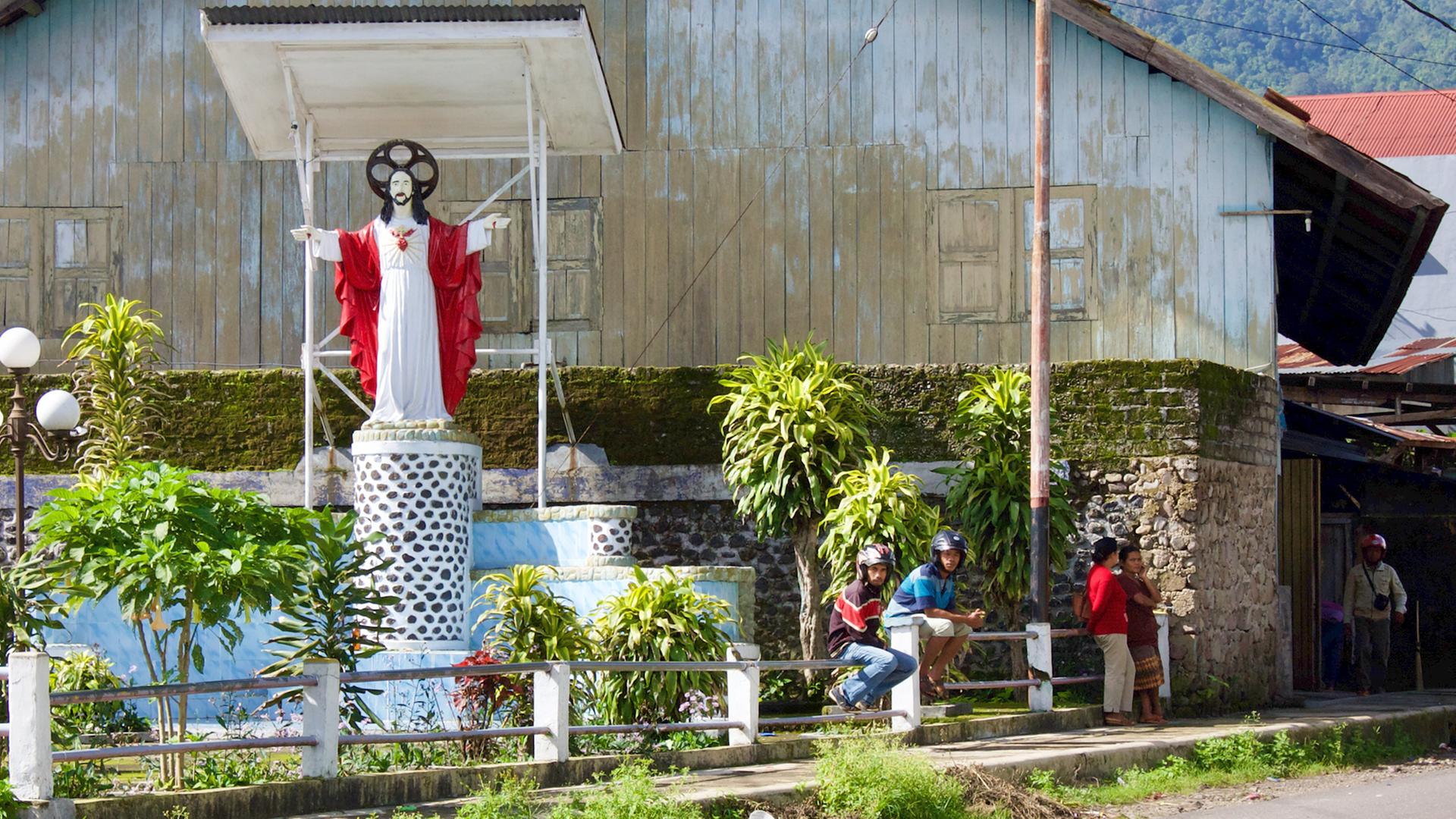 Jesus-Statue auf der indonesischen Insel Flores. Jesus-Statue auf der indonesischen Insel Flores.