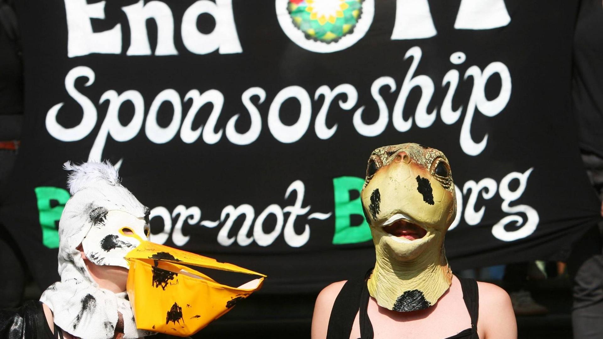 Den Vorwurf des "cultural greenwashing" erhob der Protest-Flashmob "BP Or Not BP" schon 2014 anlässlich eines Ausstellungssponsoring durch die Öl-Firma. Auch in "Die grüne Lüge" ein Thema. Den Vorwurf des "cultural greenwashing" erhob der Protest-Flashmob "BP Or Not BP" schon 2014 anlässlich eines Ausstellungssponsoring durch die Öl-Firma. Auch in "Die grüne Lüge" ein Thema.
