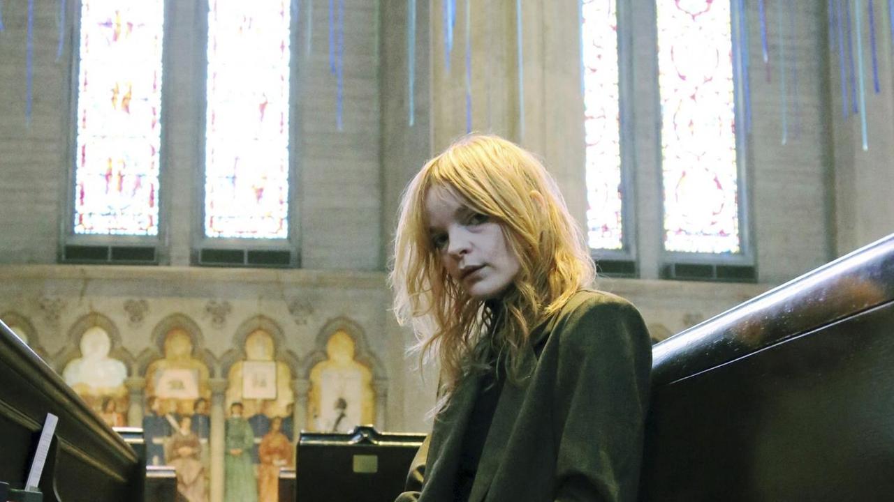 Die Amerikanerin Jessica Pratt sitzt auf einer Kirchenbank. Die Amerikanerin Jessica Pratt sitzt auf einer Kirchenbank.