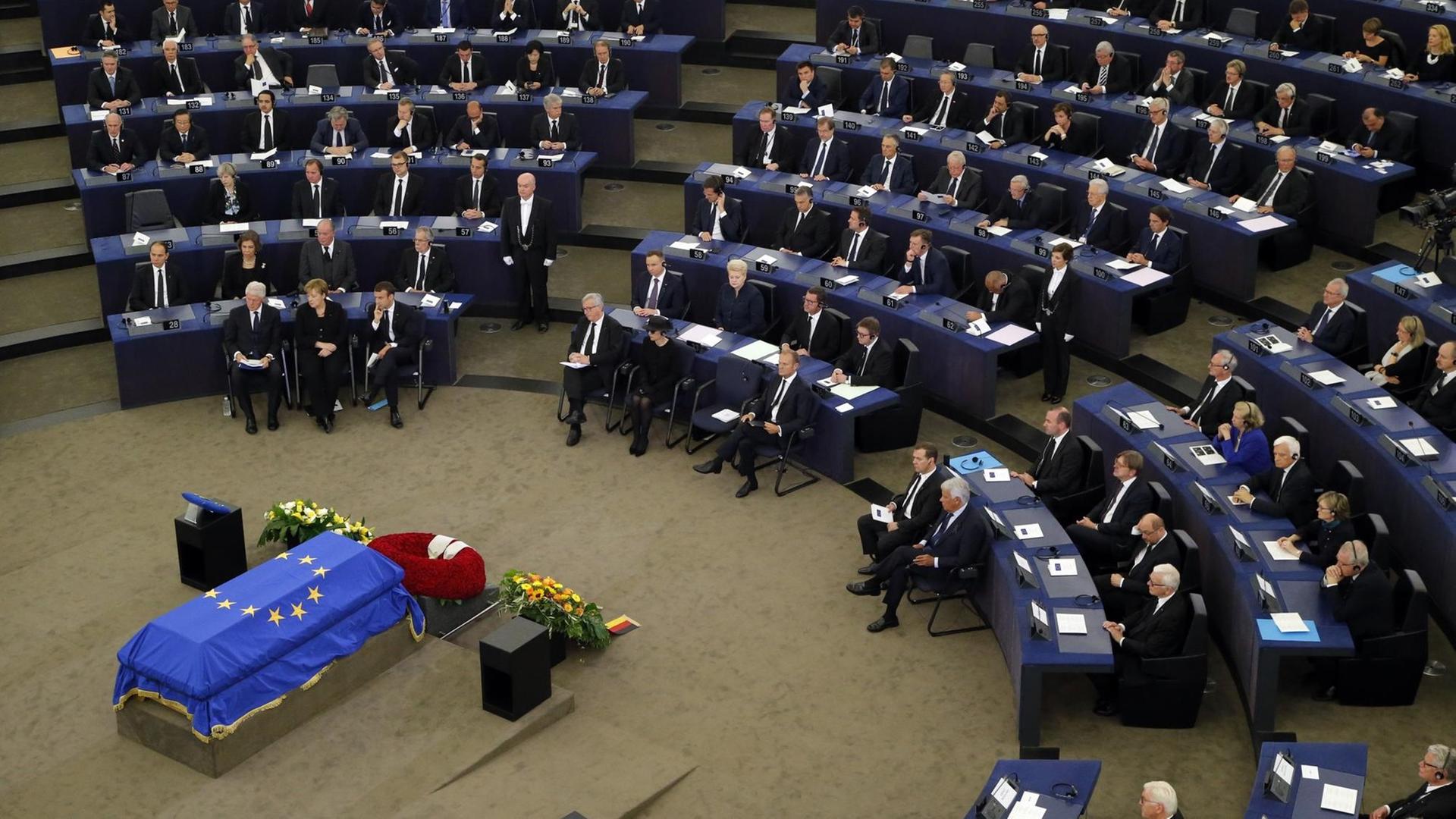 Der Sarg von Alt-Kanzler Kohl ist zum Staatsakt im Europäischen Parlament aufgebahrt. Der Sarg von Alt-Kanzler Kohl ist zum Staatsakt im Europäischen Parlament aufgebahrt.