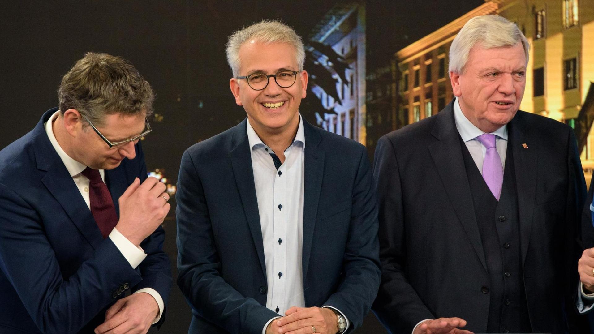 28.10.2018, Hessen, Wiesbaden: Die Spitzenkandidaten der Parteien (l-r) Thorsten Schäfer-Gümbel (SPD), Tarek Al-Wazir (Bündnis90/Die Grünen) und Volker Bouffier (CDU), Ministerpräsident von Hessen, stehen vor Beginn der ARD-Fernsehrunde nebeneinander. Foto: Oliver Dietze/dpa-Pool/dpa | Verwendung weltweit 28.10.2018, Hessen, Wiesbaden: Die Spitzenkandidaten der Parteien (l-r) Thorsten Schäfer-Gümbel (SPD), Tarek Al-Wazir (Bündnis90/Die Grünen) und Volker Bouffier (CDU), Ministerpräsident von Hessen, stehen vor Beginn der ARD-Fernsehrunde nebeneinander. Foto: Oliver Dietze/dpa-Pool/dpa | Verwendung weltweit