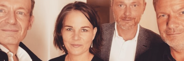 Die Politiker stehen eng zusammen und lächeln Die Politiker stehen eng zusammen und lächeln