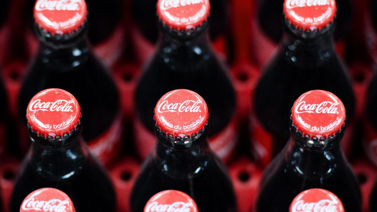 Cola-Flaschen stehen in einem Kasten Cola-Flaschen stehen in einem Kasten
