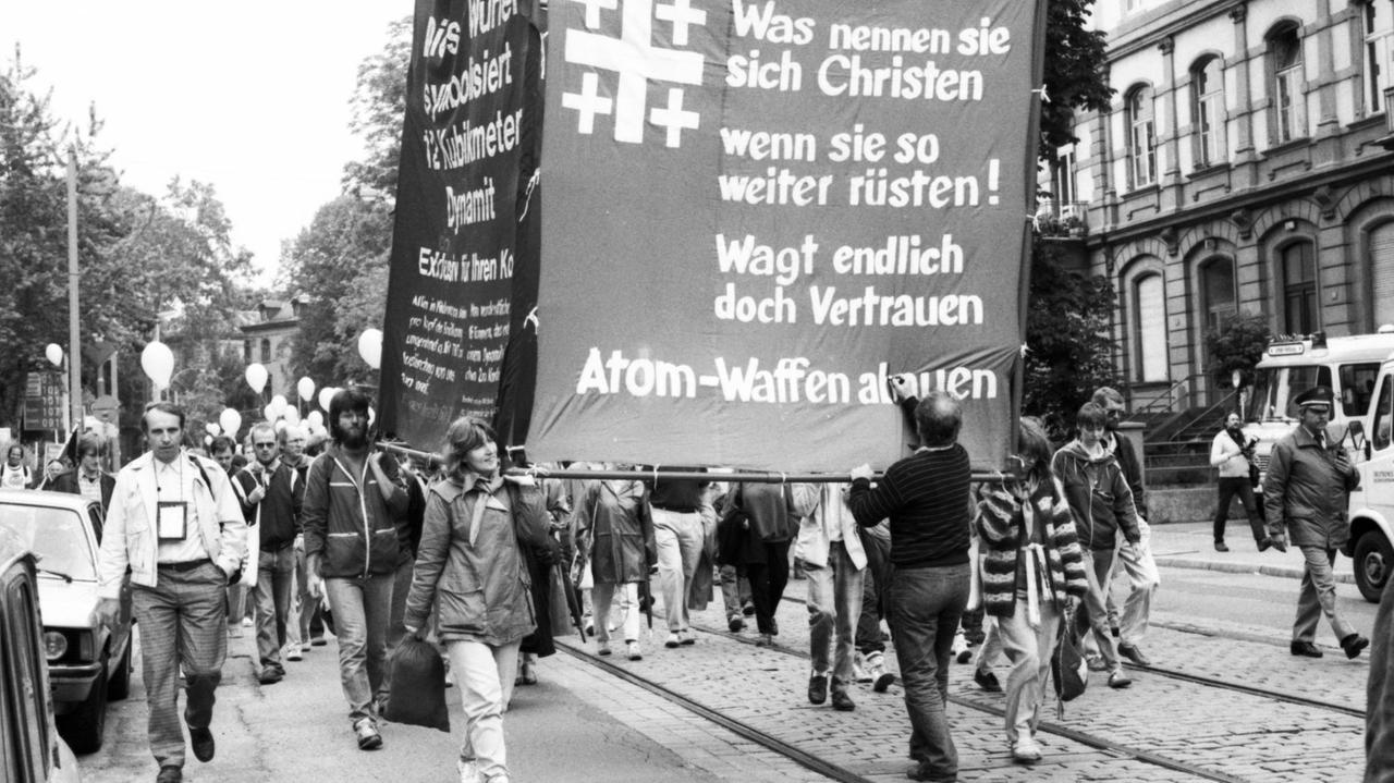 Teilnehmer des Evangelischen Kirchentages 1987 in einer Demonstration gegen Atomwaffen, Apartheid und für die Freiheit Namibias und Süd-Afrikas. 