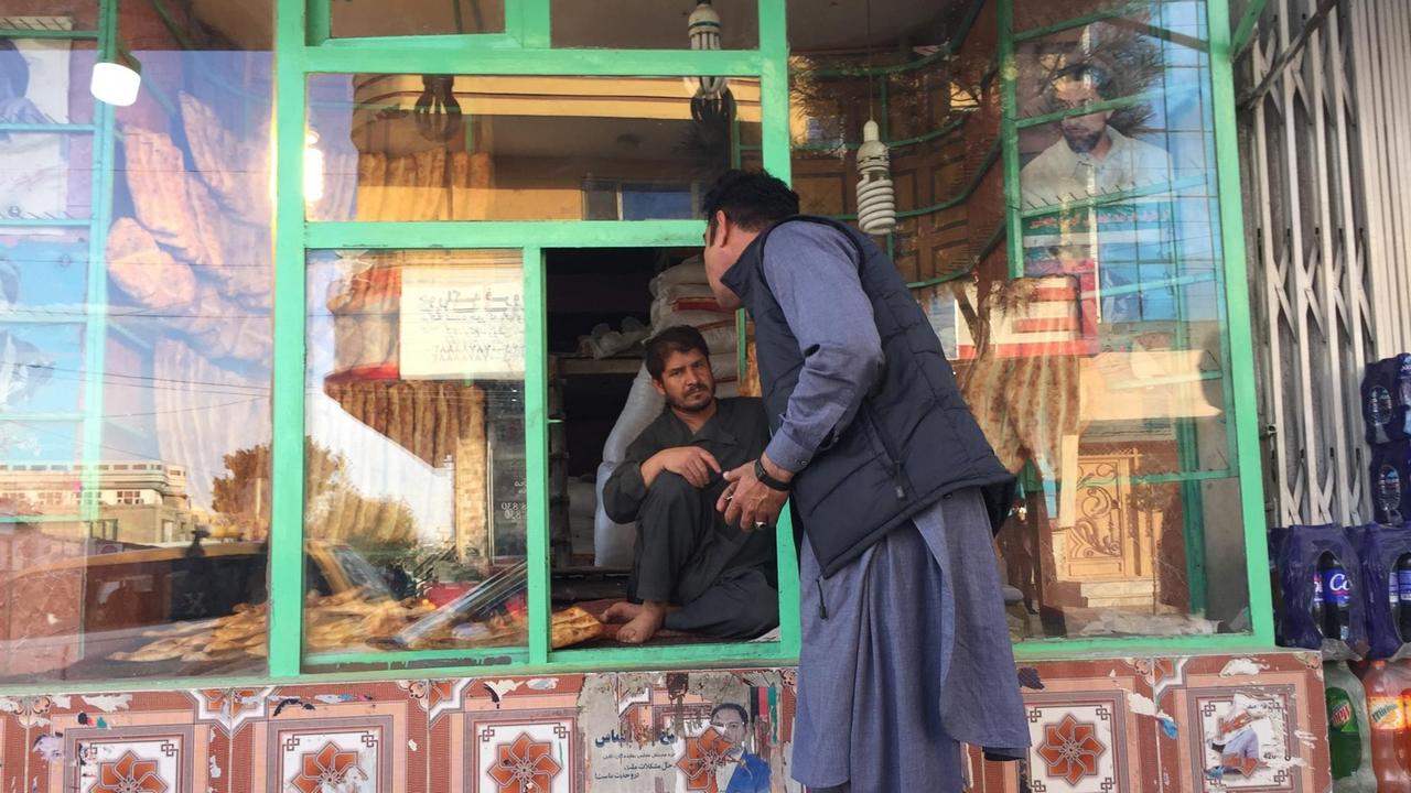 Beim Bäcker in Kabul. Beim Bäcker in Kabul.