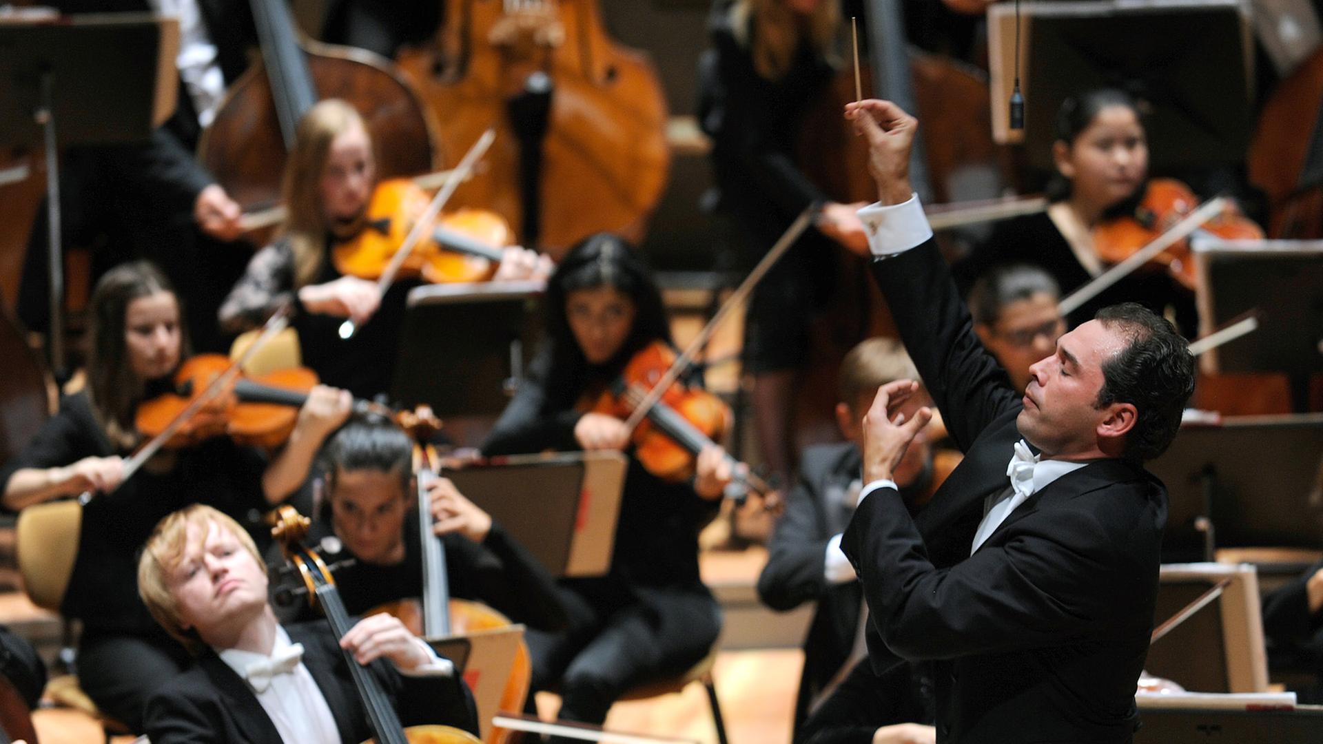 Deutsches Symphonie-Orchester Berlin (DSO) mit Dirigenten Tugan Sokhiev / Kai Bienert, 2014 Deutsches Symphonie-Orchester Berlin (DSO) mit Dirigenten Tugan Sokhiev / Kai Bienert, 2014
